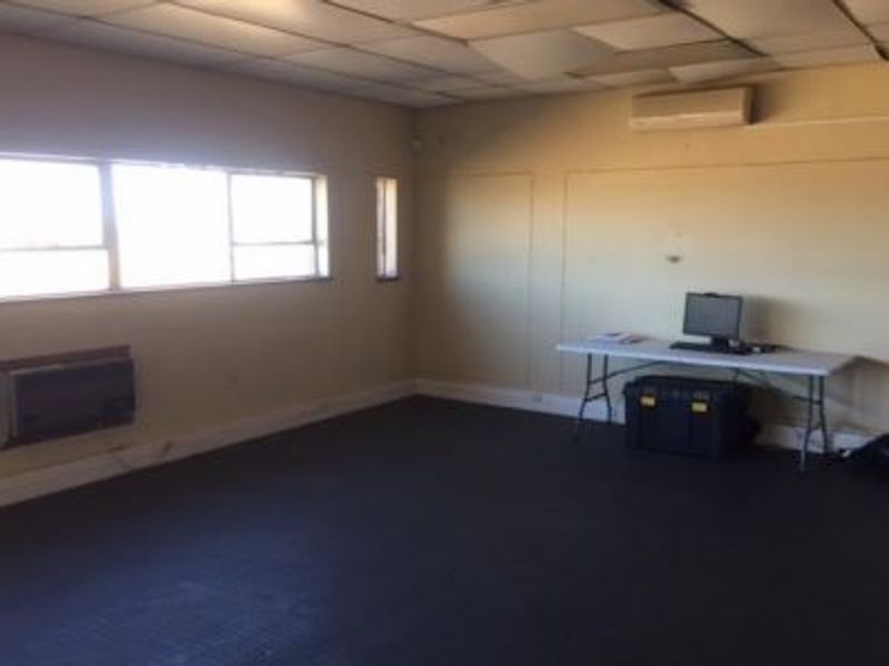 Industrial property with buildings - Photo 2