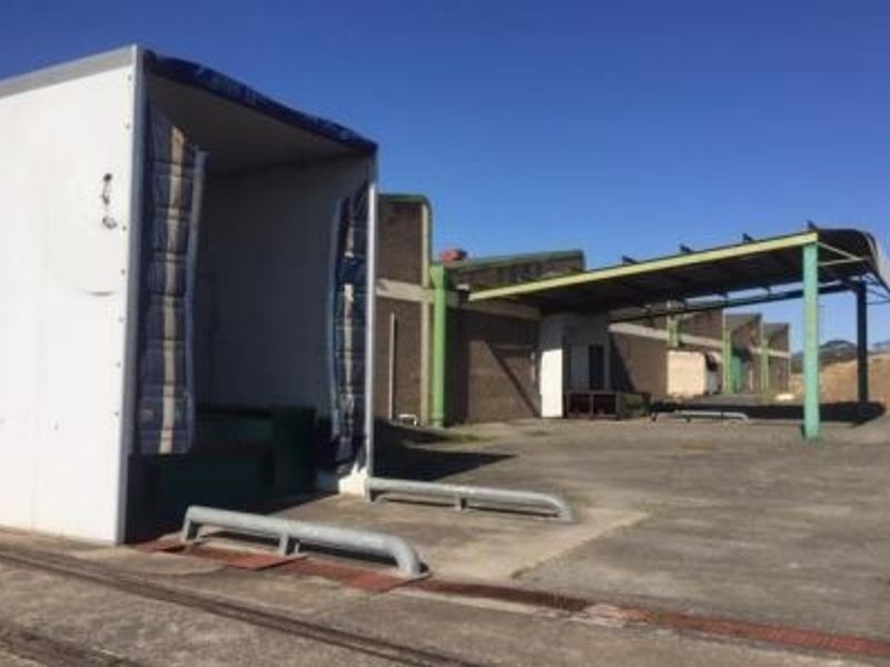 Industrial property with buildings - Photo 3