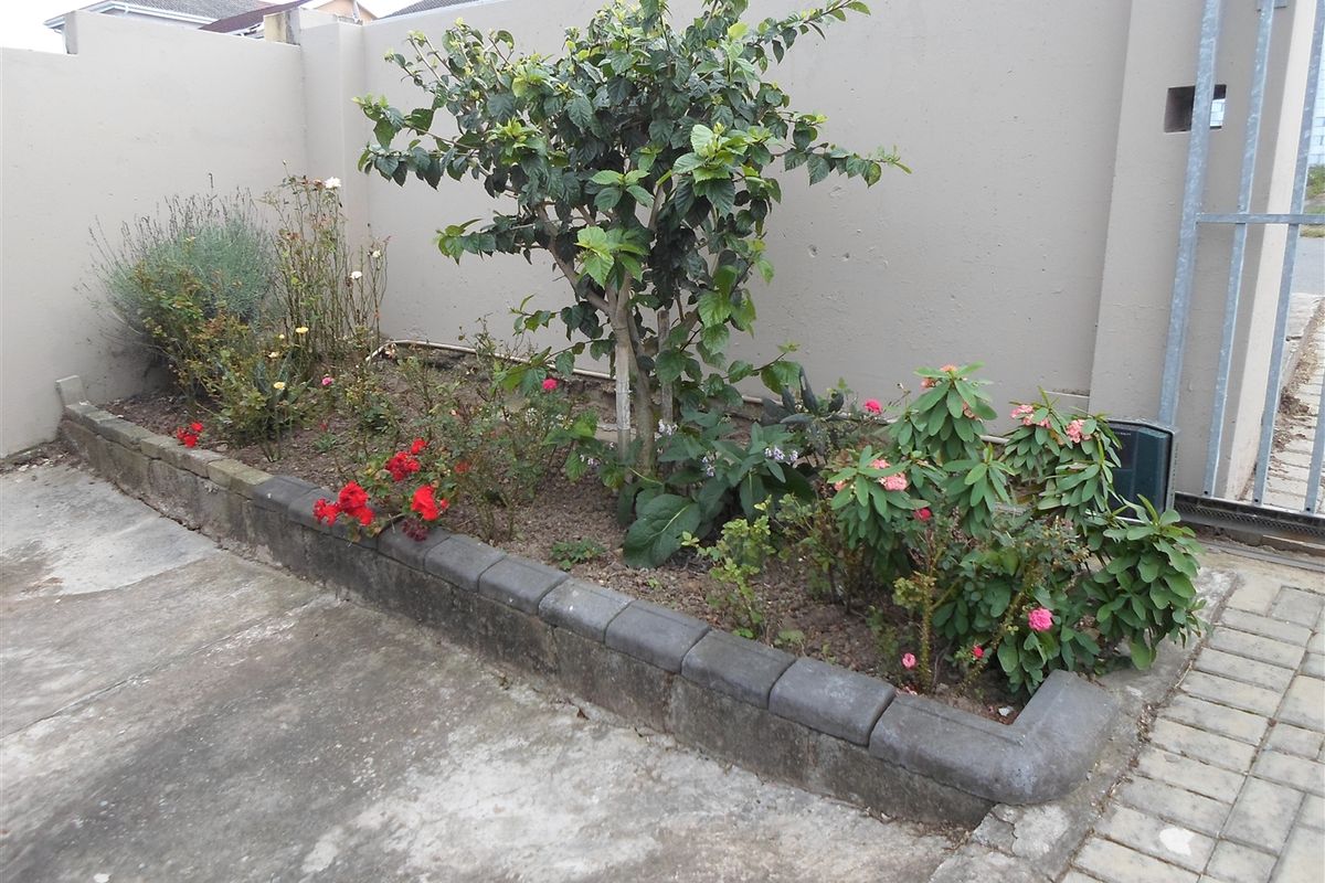 Two bedroom house in Highway Gardens - Photo 4