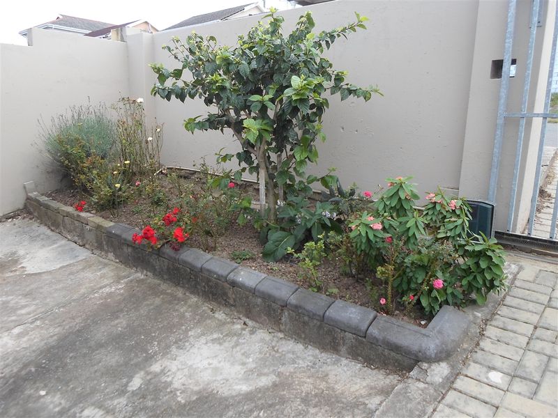 Two bedroom house in Highway Gardens - Photo 4