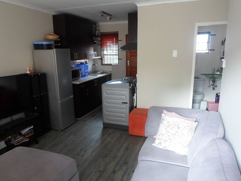 Two bedroom house in Highway Gardens - Photo 2