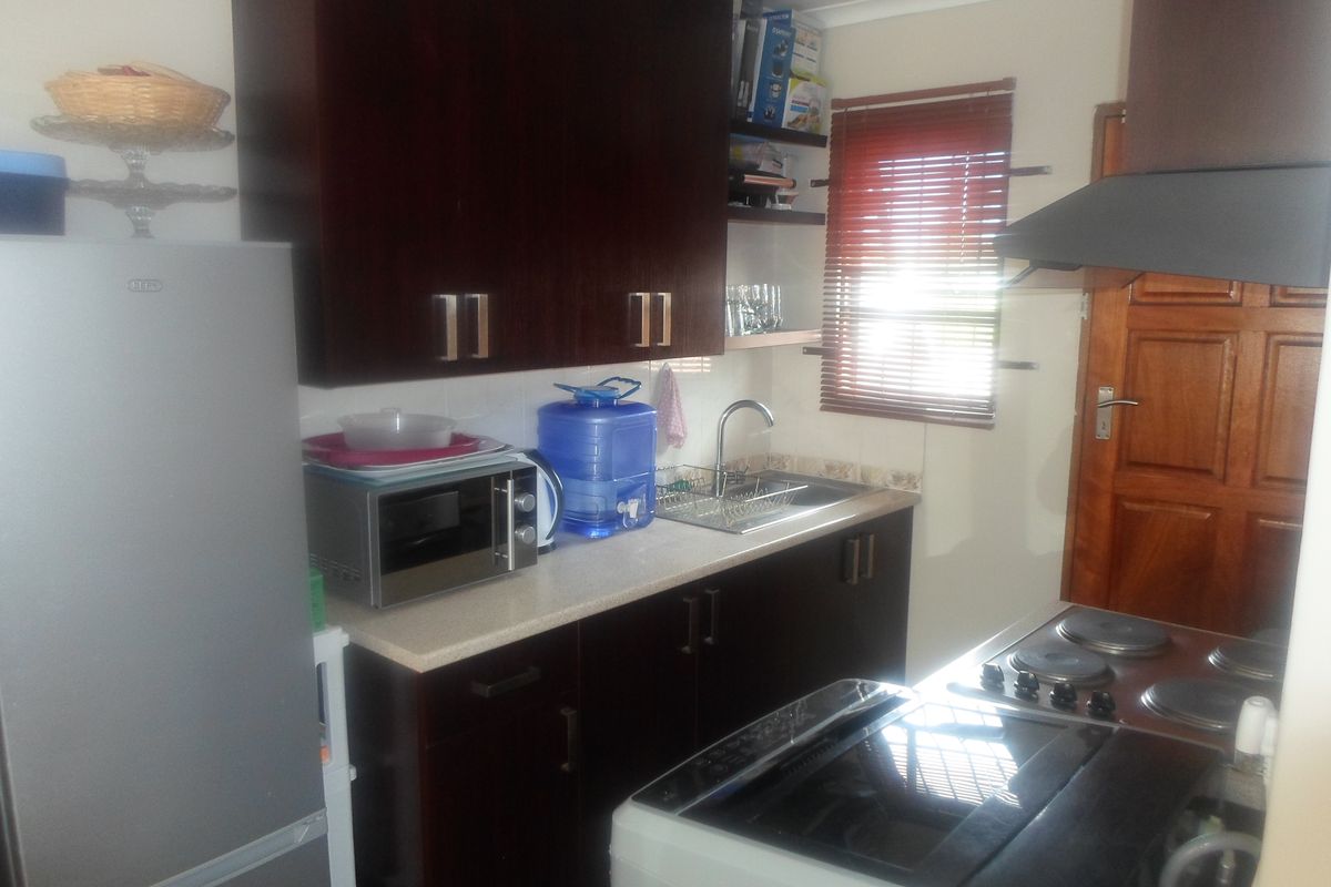 Two bedroom house in Highway Gardens - Photo 5