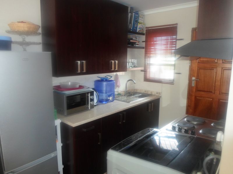 Two bedroom house in Highway Gardens - Photo 5