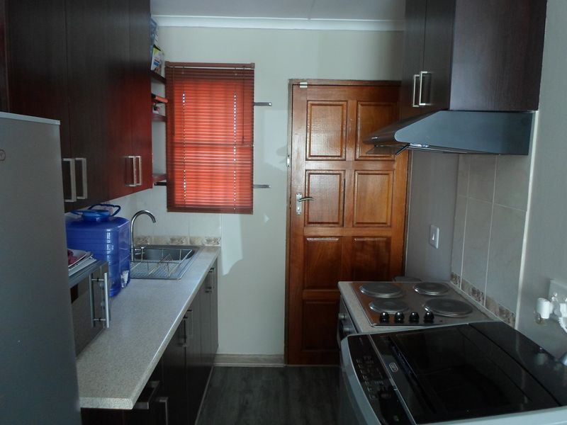 Two bedroom house in Highway Gardens - Photo 6