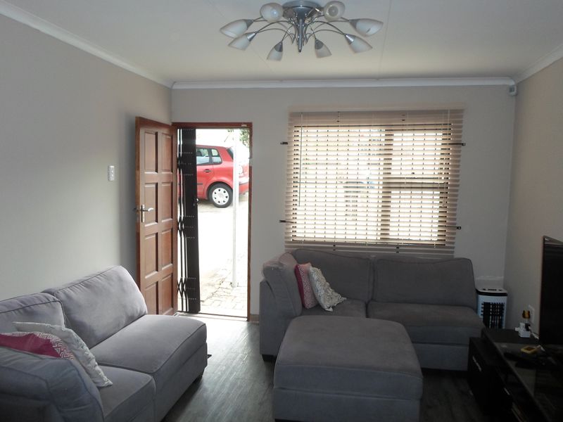 Two bedroom house in Highway Gardens - Photo 8