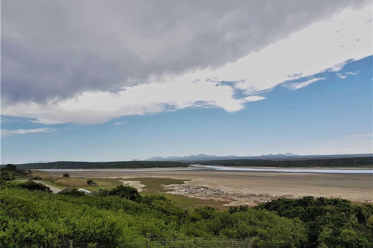 Perfectly Positioned! - Photo 2