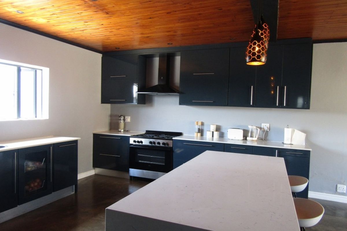 Trend Setting Home - Photo 5