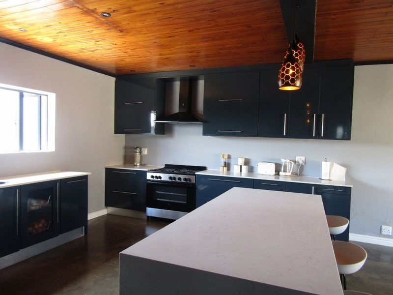 Trend Setting Home - Photo 5