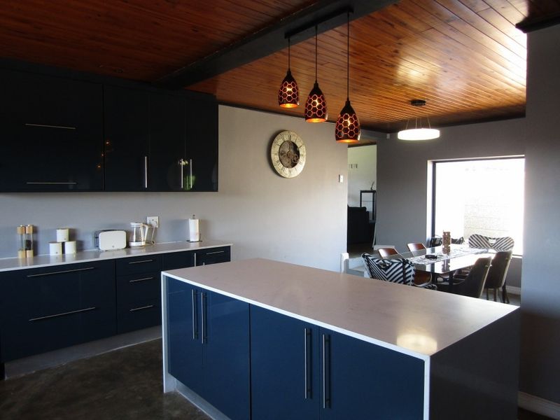 Trend Setting Home - Photo 9