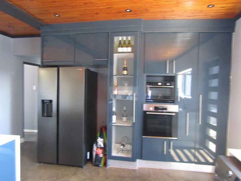 Trend Setting Home - Photo 8