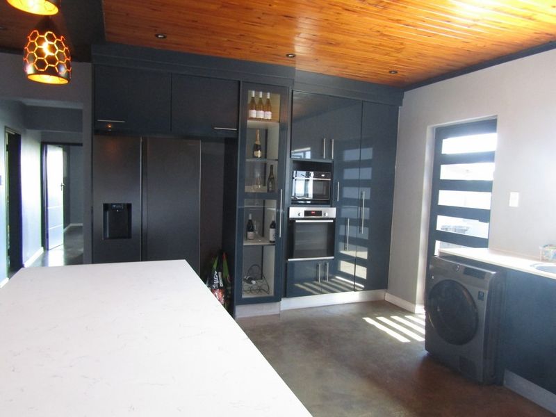 Trend Setting Home - Photo 7