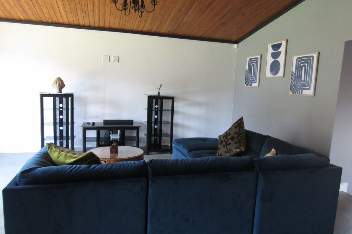 Trend Setting Home - Photo 2