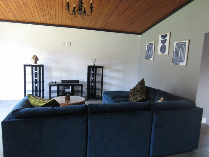 Trend Setting Home - Photo 2