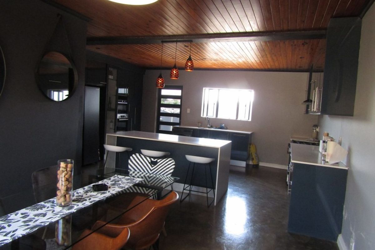 Trend Setting Home - Photo 4