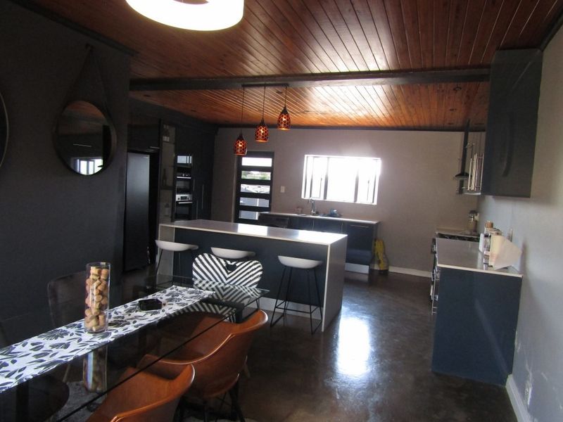 Trend Setting Home - Photo 4