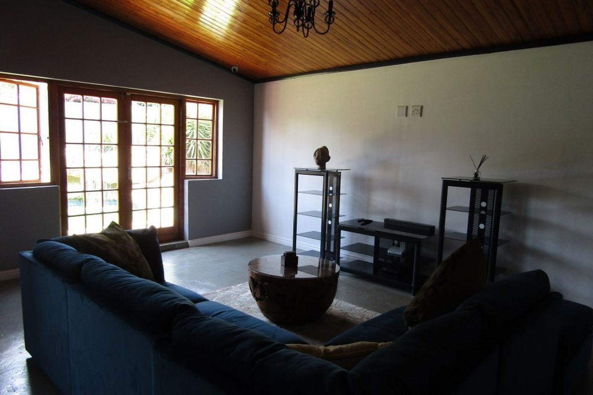 Trend Setting Home - Photo 3