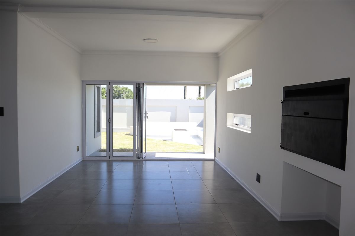 Modern Stylish Upmarket Residence in Aston Bay, Jeffreys Bay - Photo 4