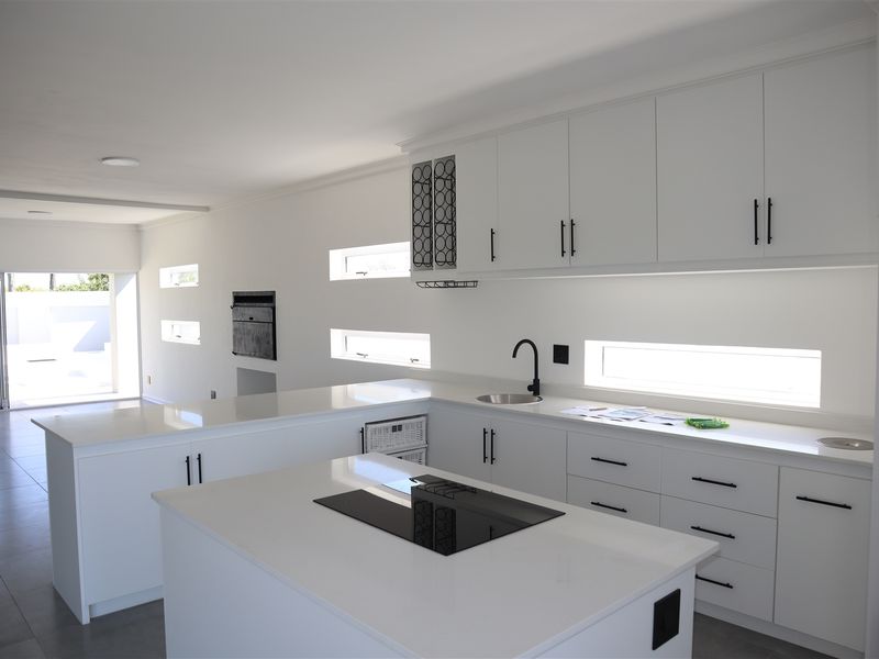 Modern Stylish Upmarket Residence in Aston Bay, Jeffreys Bay - Photo 9