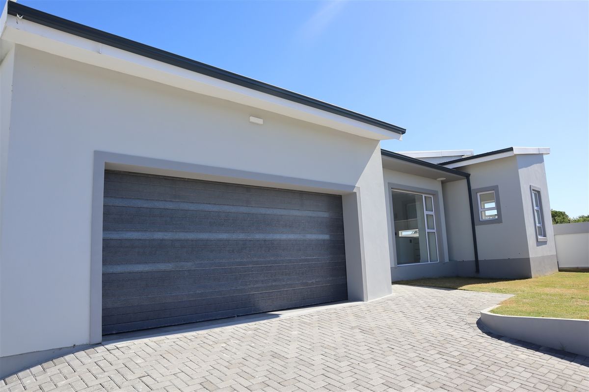 Modern Stylish Upmarket Residence in Aston Bay, Jeffreys Bay - Photo 2