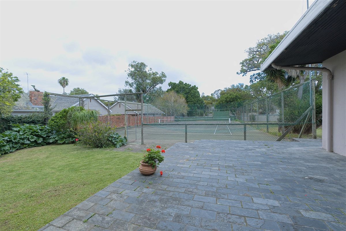 "Golden Oldie" Spacious Upper Walmer Property - Photo 2