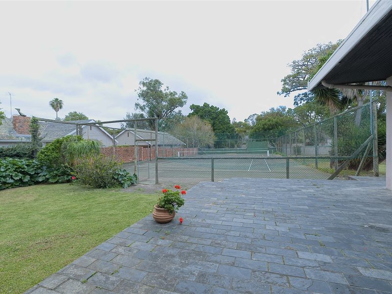 "Golden Oldie" Spacious Upper Walmer Property - Photo 2