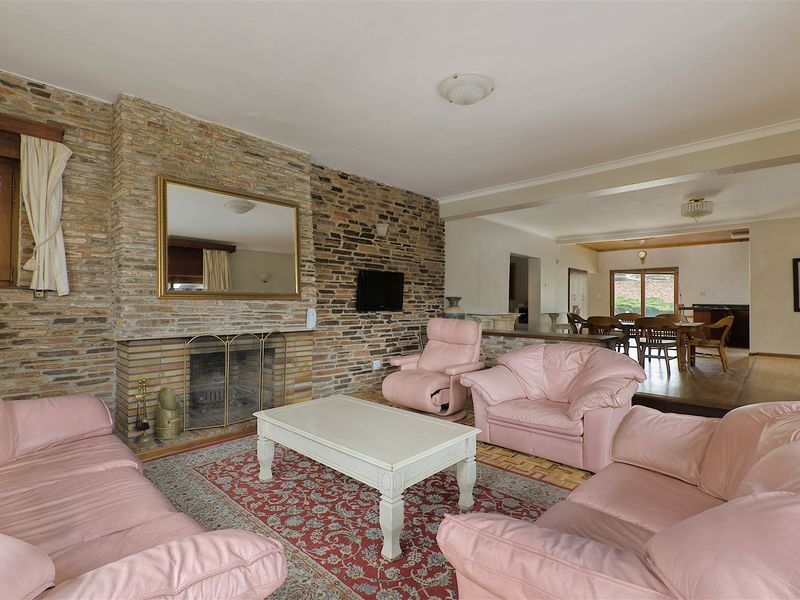 "Golden Oldie" Spacious Upper Walmer Property - Photo 10