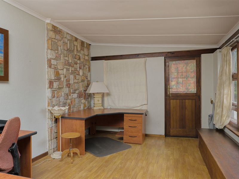 "Golden Oldie" Spacious Upper Walmer Property - Photo 7