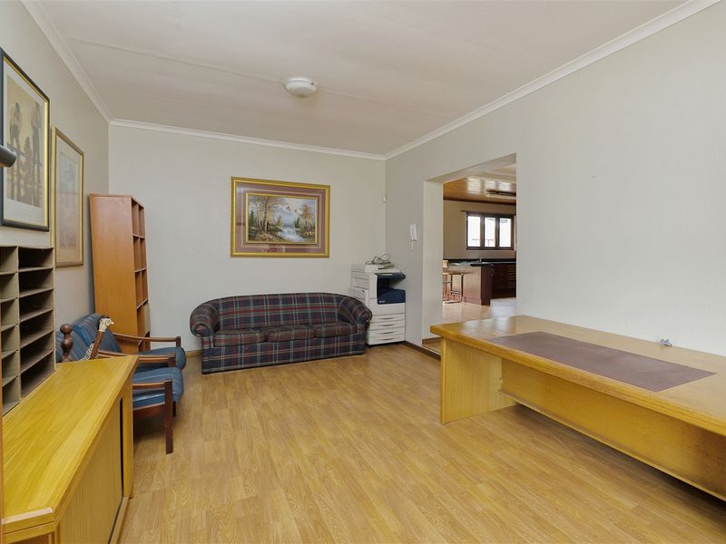 "Golden Oldie" Spacious Upper Walmer Property - Photo 8