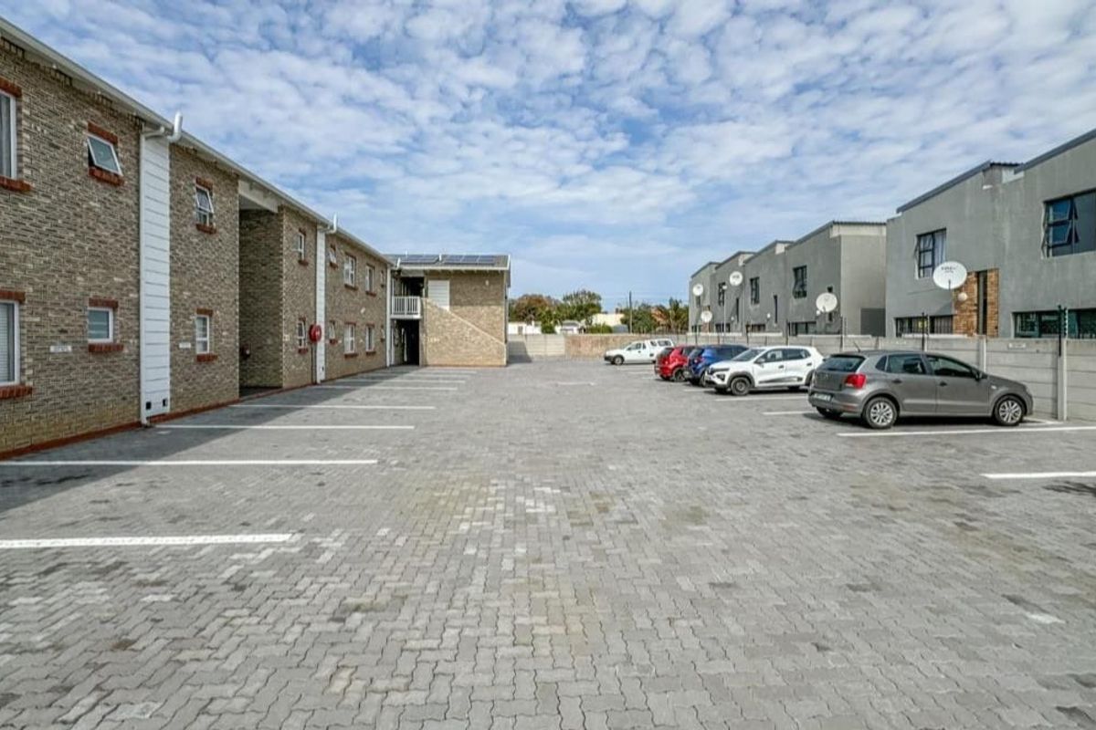 One Bedroom Apartment in Newton Park - Photo 2