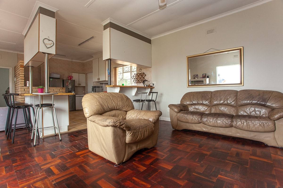 Perfect location on Port Elizabeth's beachfront - Photo 4