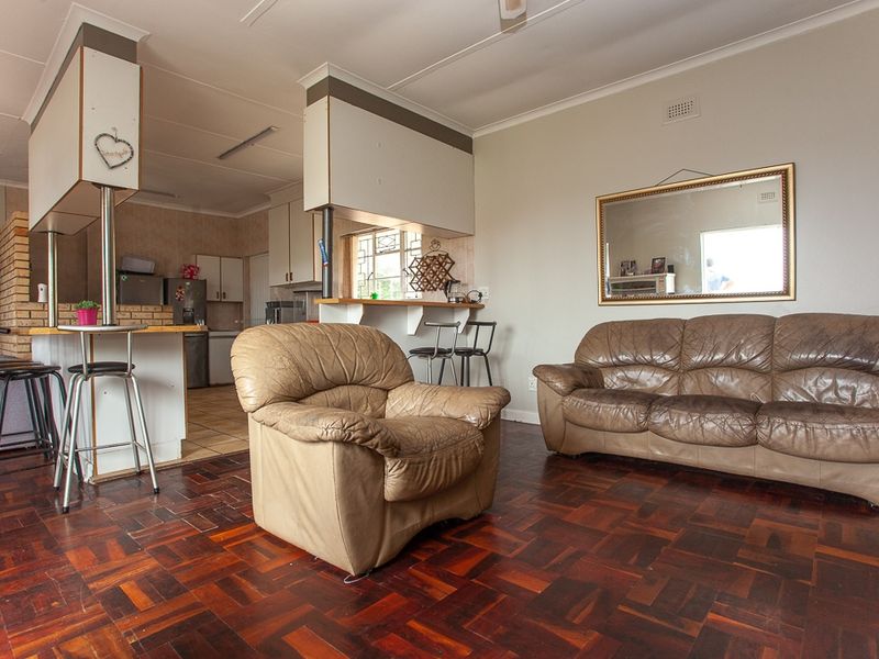 Perfect location on Port Elizabeth's beachfront - Photo 4