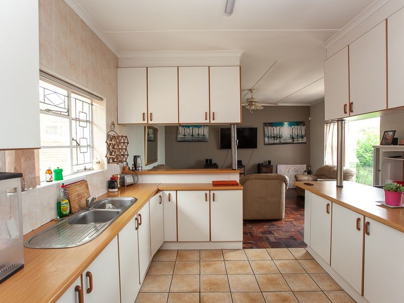 Perfect location on Port Elizabeth's beachfront - Photo 9