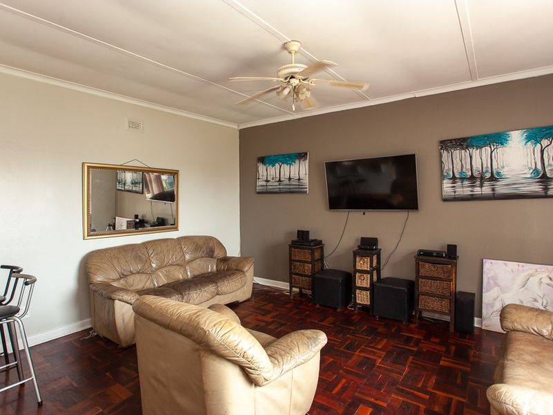 Perfect location on Port Elizabeth's beachfront - Photo 7