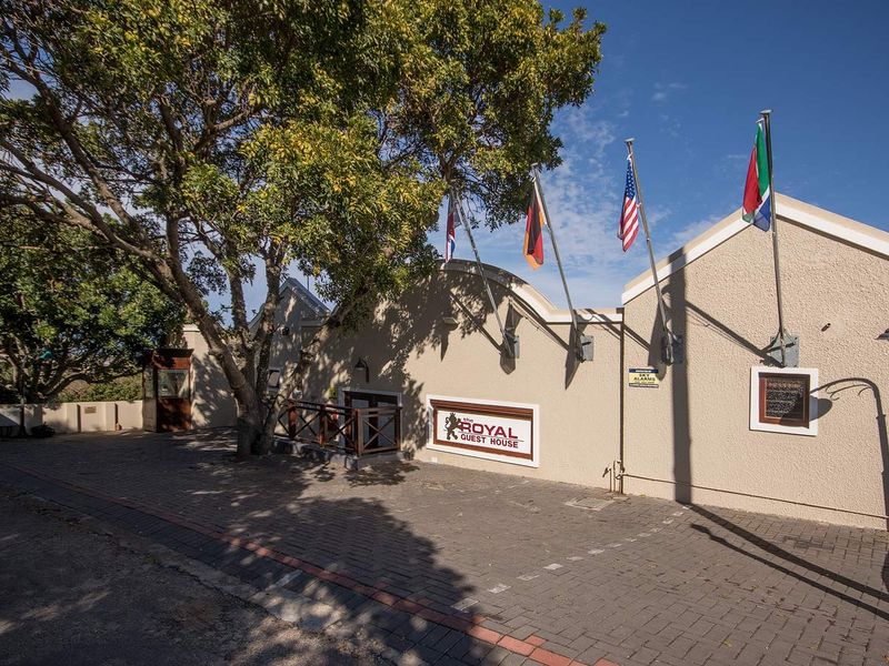 Twelve Bedroom Guest House in Port Alfred - Photo 6