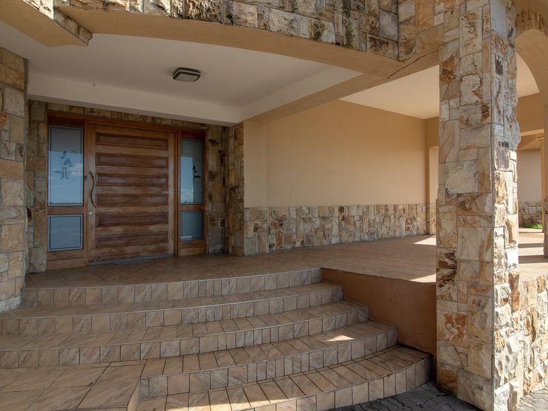 Five Bedroom Home with Spectacular River Views in Secure Estate - Photo 6