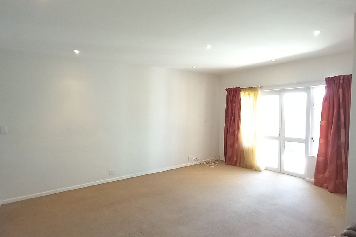 Beacon Bay - Secure lock up and go ground floor unit - Photo 3