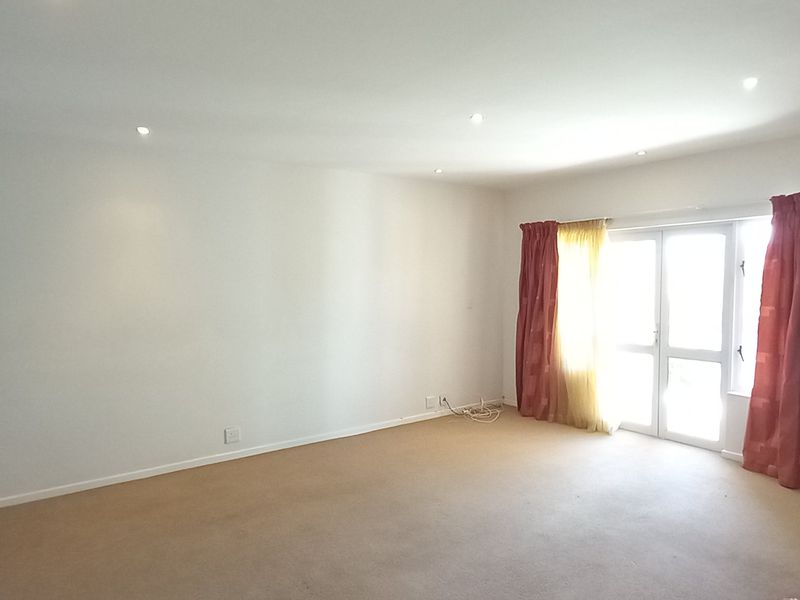 Beacon Bay - Secure lock up and go ground floor unit - Photo 3