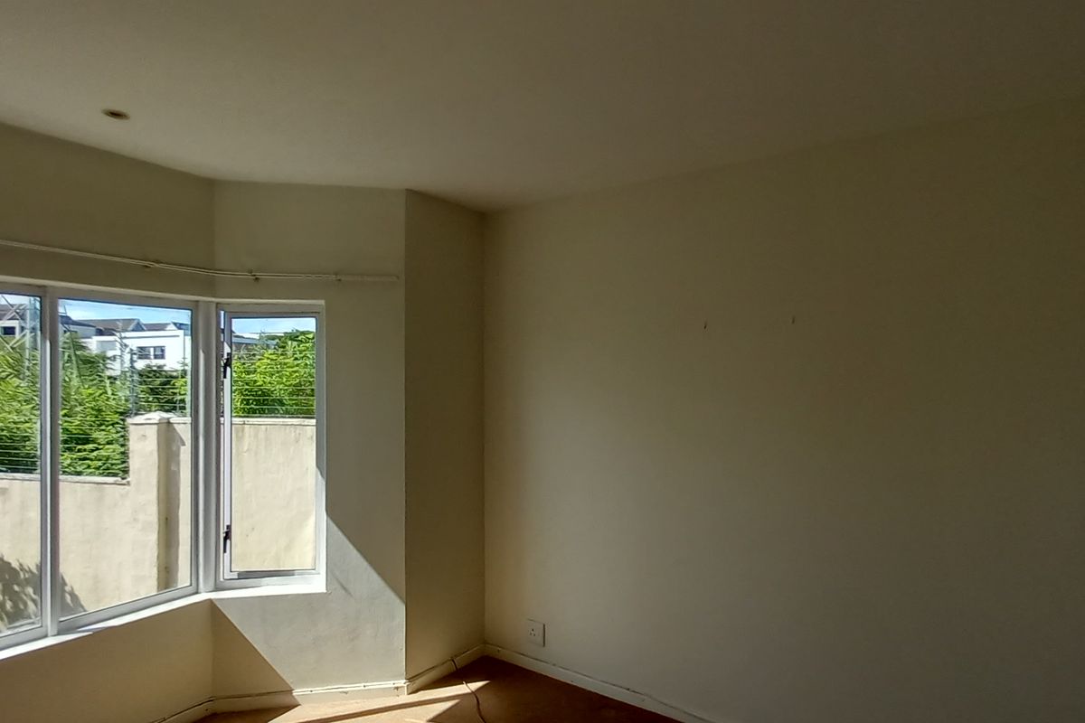 Beacon Bay - Secure lock up and go ground floor unit - Photo 4