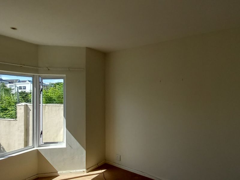 Beacon Bay - Secure lock up and go ground floor unit - Photo 4