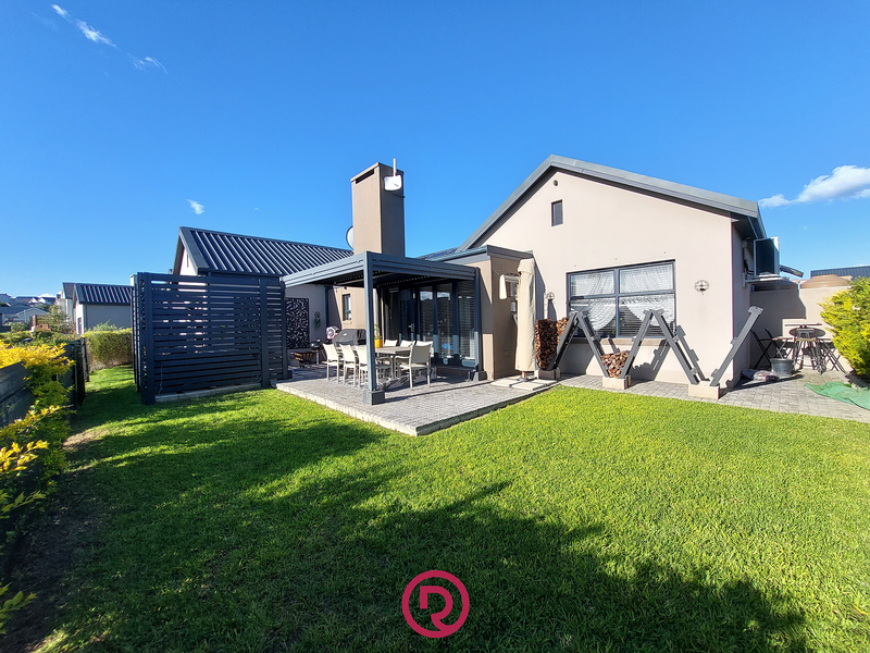 Luxury Living Meets Effortless Entertaining: 3 Bedroom 2 Bathroom Entertainer's dream in Hartland - Photo 1