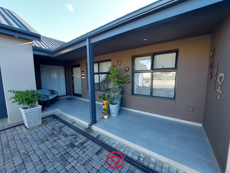 Luxury Living Meets Effortless Entertaining: 3 Bedroom 2 Bathroom Entertainer's dream in Hartland - Photo 2