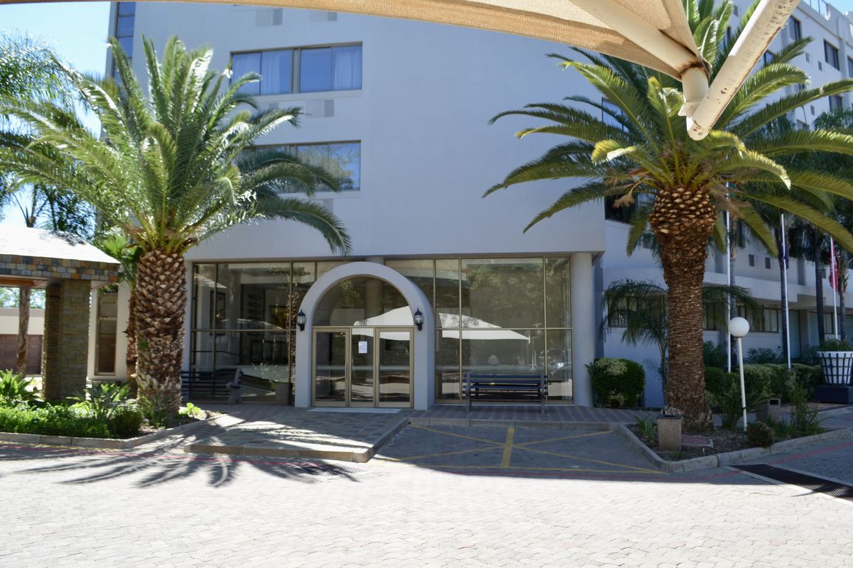 A-Grade Offices to Rent in the Prestigious Mercure Hotel, Windhoek. Sole Mandate!! - Photo 2