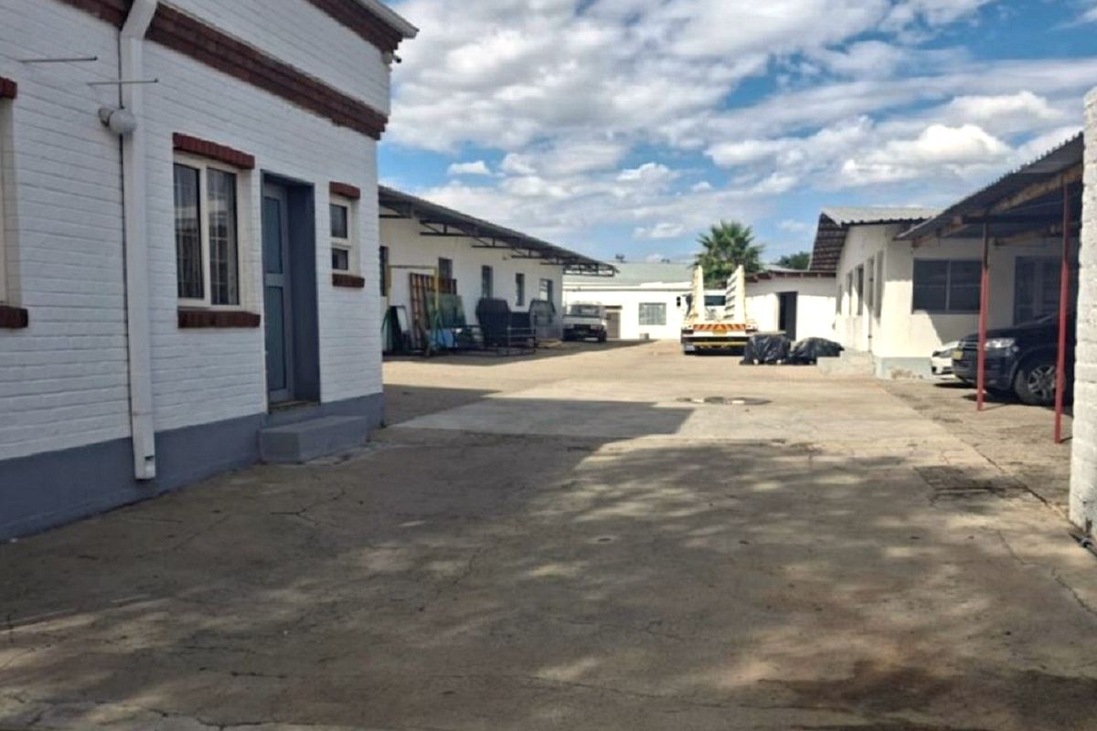 FOR SALE – LAFRENZ- WAREHOUSE – PRIME LOCATION - Photo 3