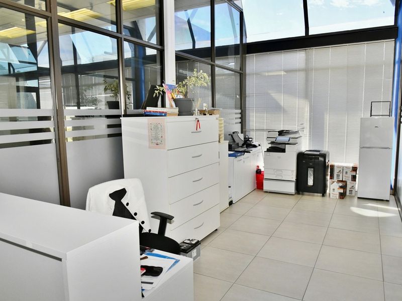 A high-yield commercial asset with a built-in corporate tenant and locked-in income until 2028 - Photo 10