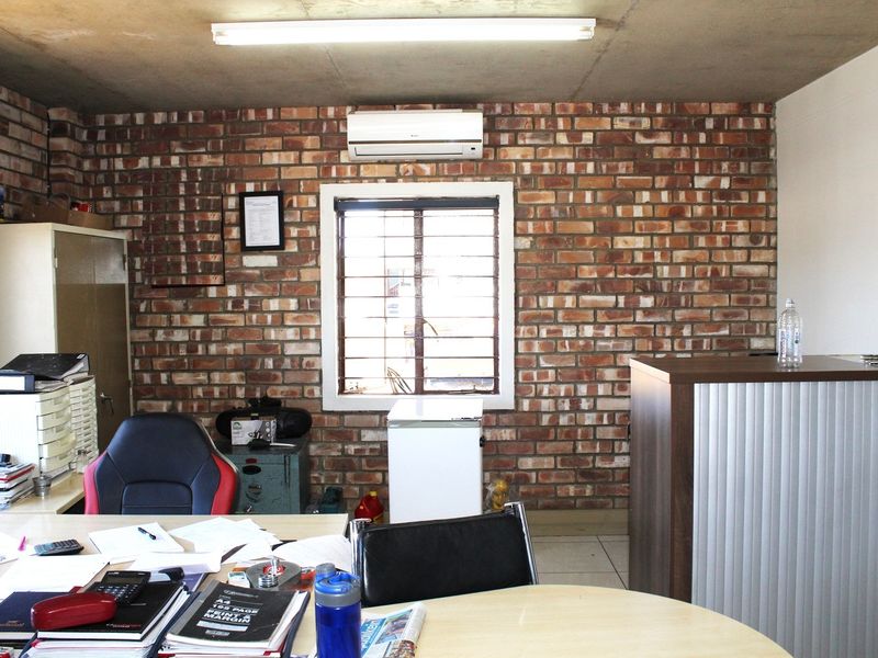 LAFRENZ – INDUSTRIAL – WARHOUSE & OFFICES – TO RENT - Photo 3