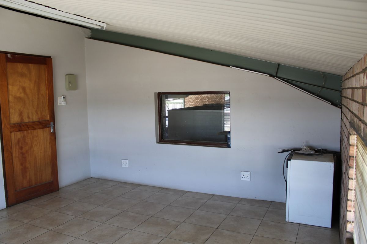 LAFRENZ – INDUSTRIAL – WARHOUSE & OFFICES – TO RENT - Photo 4