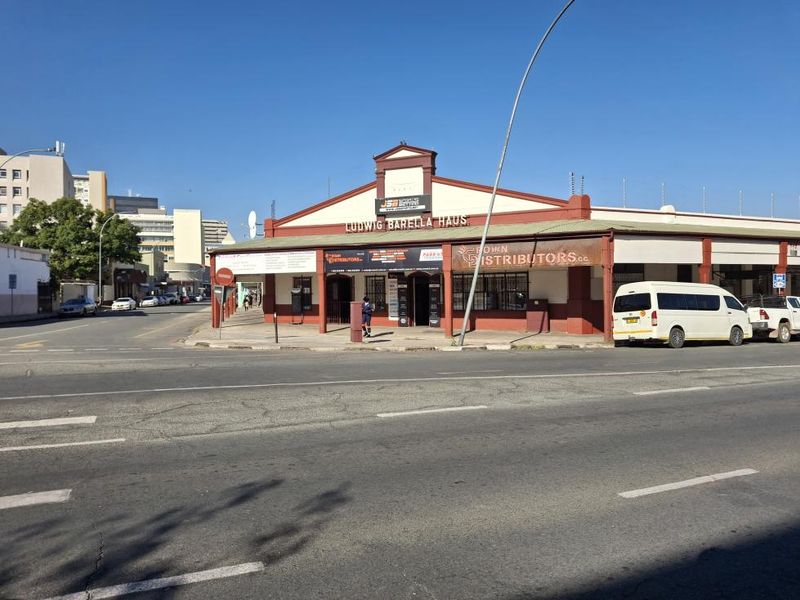 A SINGLE-STORY BUILDING WITH 6 RETAIL SHOPS - Photo 1