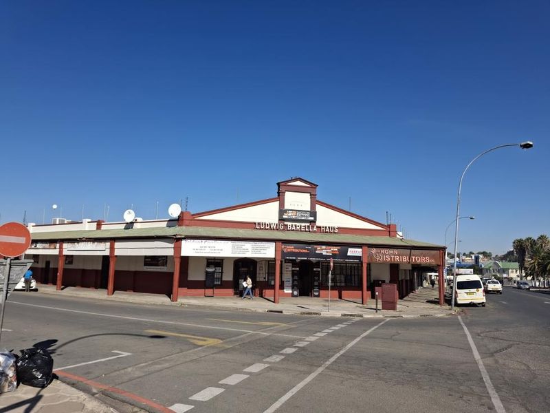 A SINGLE-STORY BUILDING WITH 6 RETAIL SHOPS - Photo 3