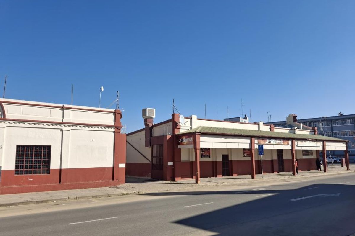 A SINGLE-STORY BUILDING WITH 6 RETAIL SHOPS - Photo 2