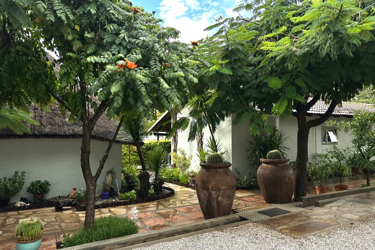 8 Bedroom Guesthouse for Sale, Otjiwarongo - Photo 2